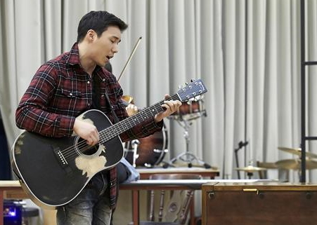 ‘가이’역할로 기타를 연주하는 배우 이창희. 신시컴퍼니 제공
