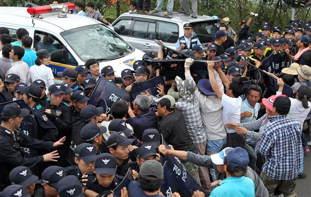 2011년 제주 서귀포시 강정마을에서 해군기지 건설 공사를 둘러싸고 주민들과 경찰이 몸싸움을 벌이는 모습.  연합뉴스