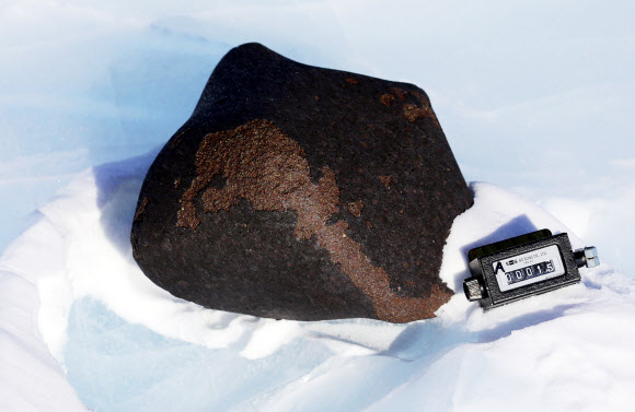 남극장보고과학기지 연구현장서 발견된 대형운석