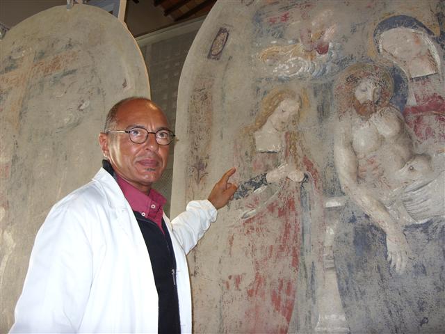 안토니오 굴리에 이탈리아 국립복원학교(SCUOLA) 교수. 피렌체의 옛 성당에서 떼어 온 복원 미술품 앞에서 “어떤 상황에서도 기술보다 철학이 우선”이라는 원칙을 설명하고 있다.