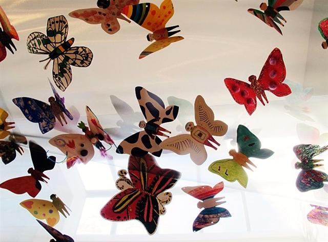 지난여름 뉴욕현대미술관 워크숍에 이어 설치된 작품 ‘나비가 되다’. 안윤모 작가 제공