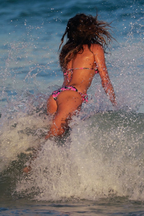 8일(현지시간) 프로 서퍼이자 미국 스포츠 잡지 스포츠 일러스트레이티드(SI)의 수영복 모델인 아나스타샤 애슐리(27)가 미국 플로리다주 마이애미 해변에서 현지 패션 브랜드 익스프레스의 광고를 촬영하는 모습이 포착됐다. 사진 속 아나스타샤는 알록달록한 무늬의 비키니를 입고 서핑 보드를 타고 있다. 마침 서핑 보드에 몸을 맡긴 채 물 속으로 뛰어들고 있는 찰나인 탓인지 아나스타샤의 주변으로 화려한 물보라가 일었다. 특히 서핑 보드에 엎드려 있는 아나스타샤의 구릿빛 피부와 탱탱한 엉덩이 라인이 돋보여 눈길을 끌었다. <br>사진=TOPIC / SPLASH NEWS(www.topicimages.com)