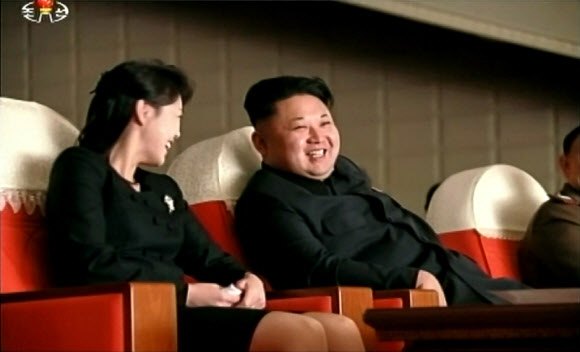 다정한 모습으로 공연 관람하는 북한 김정은 부부