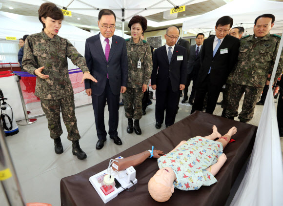 정홍원 총리, ’모의 에볼라 치료소에선’