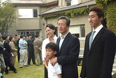2002년 정몽준 당시 대선 후보가 출마 과정에서 기자들을 만나 이야기하는 모습. 왼쪽부터 부인 김영명씨, 막내아들 예선, 장남 기선의 모습이 보인다.