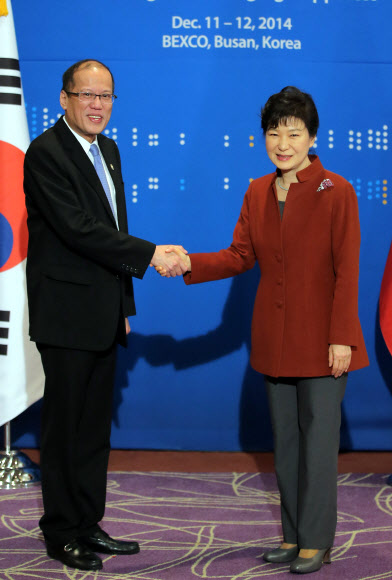 박근혜 대통령과 베니그노 아키노 필리핀 대통령이 11일 오후 부산 해운대구 한 호텔에서 열린 정상회담에서 악수하고 있다.  연합뉴스