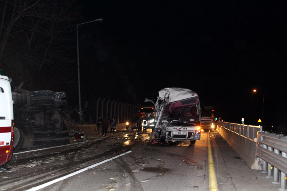 중앙고속도서 버스-트럭 추돌로 24명 부상