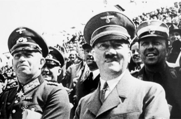 독일 영화제작자 레니 리펜슈탈(1902-2003)의 나치스 선전영화에 등장한 히틀러. 히틀러는 암울한 초년 시절을 겪은 것으로 알려져 있다. 알마 제공
