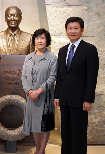 지난해 6월 서울 강남구 삼성동 아이파크타워 본사 포니정홀에서 정몽규(오른쪽) 현대산업개발그룹 회장과 어머니 박영자 여사가 ‘포니정 혁신상’ 행사가 끝난 뒤 고 정세영 현대산업개발 명예회장 흉상 앞에서 기념촬영을 하고 있다. 언론에는 처음 공개되는 모자(母子) 가족 사진이다. 포니정 재단·현대산업개발 제공