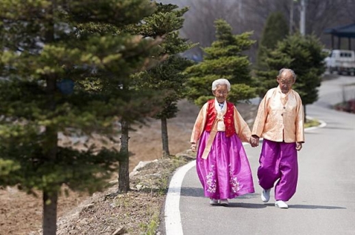 다큐멘터리 영화 ‘님아, 그 강을 건너지 마오’의 한 장면. 주인공 할아버지는 지난해 12월 별세했다.<br>아거스 필름 제공