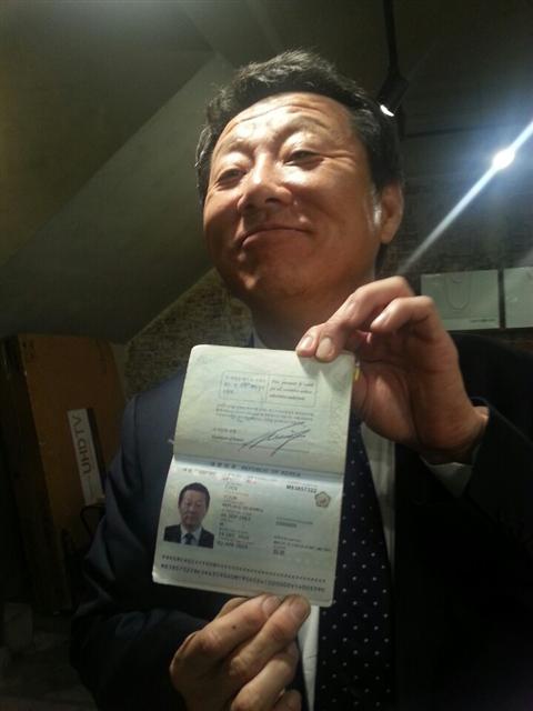 최윤 러시앤캐시 회장이 지난 15일 출입기자 간담회에서 대한민국 국적이 찍힌 여권을 들어 보이고 있다.