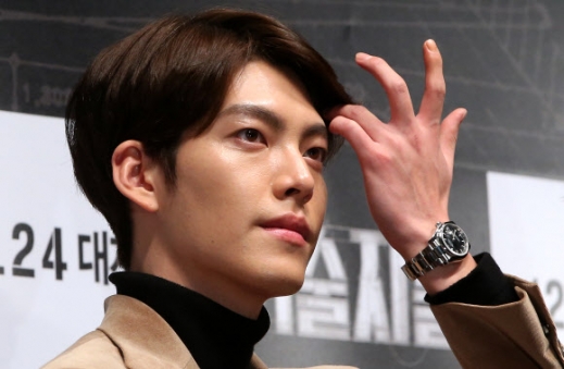 16일 오후 서울 잠실 롯데시네마 월드타워관에서 열린 영화 ’기술자들’ 언론시사회에서 배우 김우빈이 머리카락을 넘기고 있다. <br>연합뉴스