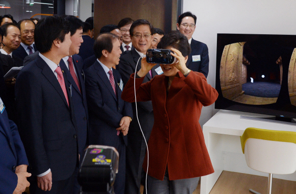 박근혜 대통령이 17일 경북 구미시 경북창조경제혁신센터 출범식에 참석해 가상현실 헤드셋 ‘기어 VR’을 쓰고 3D 콘텐츠를 체험해 보고 있다.  청와대사진기자단