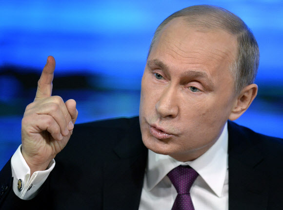 18일 러시아 모스크바에서 열린 연말 정례 기자회견에서 블라디미르 푸틴 러시아 대통령이 최근 경제 위기를 2년 내에 극복할 수 있다고 주장하고 있다. 모스크바 AFP 연합뉴스