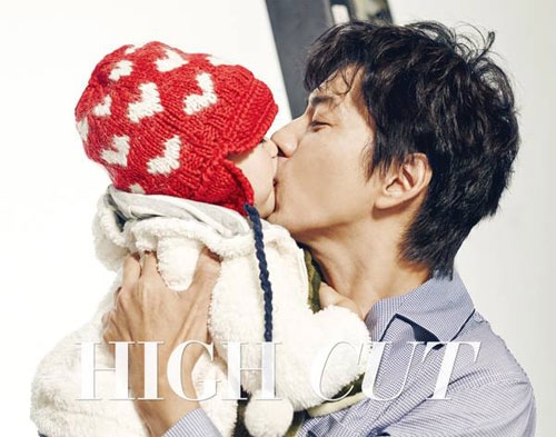 스타 스타일 매거진 하이컷(Highcut)은19일 공식페이스북을 통해 배우 송일국과 삼둥이 대한 민국 만세의 화보 비하인드 사진과 촬영장 뒷이야기를 공개했다. 공개된 사진 속에는 촬영장을 천방지축 뛰어다니며 신나게 노는 삼둥이의 모습이 생생하게 담겼다. 아빠 송일국과 만세가 뽀뽀를 하는 장면, 민국이가 얼룩말 인형을 살뜰히 보살피는 자상한 모습, 장난 대한이가 사진작가의 핸드폰 동영상에 푹 빠져 촬영에 임하는 모습 등 화보에서는 볼 수 없었던 삼둥이의 또 다른 귀여운 모습이 공개됐다.<br>사진출처=하이컷(Highcut) 페이스북