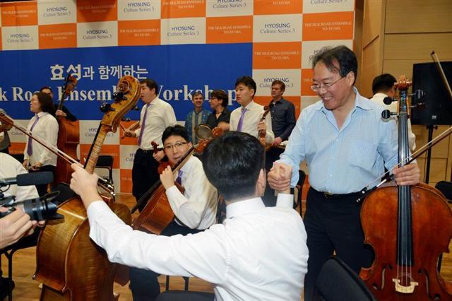 세계적인 첼리스트 요요마(오른쪽)가 온누리 사랑 챔버 오케스트라 단원들에게 연주 지도를 하고 있다. 효성 제공