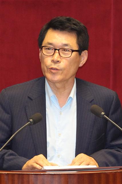 보좌관 월급 횡령 의혹을 받고 있는 이군현 새누리당 의원. 연합뉴스