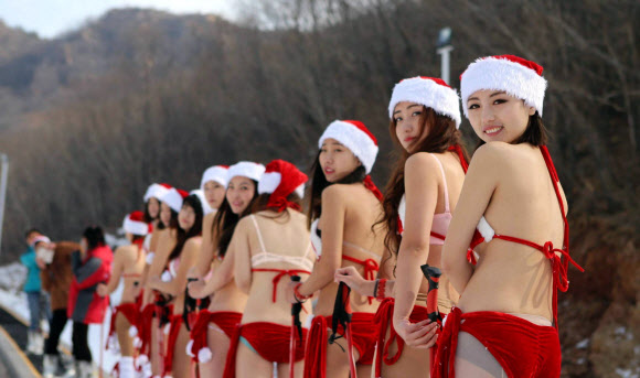 중국 비키니 산타들의 스키장 포즈 AFP=연합