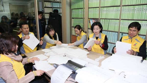 김희정 여성가족부 장관이 26일 여가부 직원들과 함께 강서 점자도서관을 방문해 시각장애인인을 위한 점자 도서를 제작하고 있다. <br>여성가족부