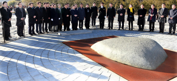 참배객들이 경남 김해시 진영읍 본산리 봉하마을에 있는 노무현 대통령 묘소인 너럭바위 둘러싸고 있다.  연합뉴스 자료사진