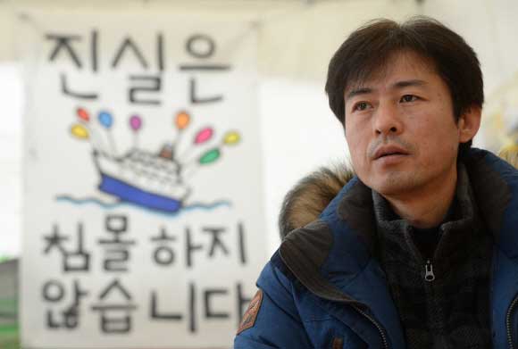 세월호 참사로 희생된 경기 안산 단원고 2학년 유민양의 아버지 김영오씨가 1일 서울 광화문광장의 천막농성장을 지키고 있다. 그는 “뙤약볕 밑에서 단식할 땐 추운 겨울까지 이곳을 지키게 될 줄 몰랐다”면서 “올해는 정부를 믿고 편하게 살 수 있는 세상이 되길 바란다”고 말했다. 정연호 기자 tpgod@seoul.co.kr