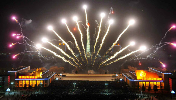 새해 첫날 북한 평양의 화려한 불꽃놀이 모습