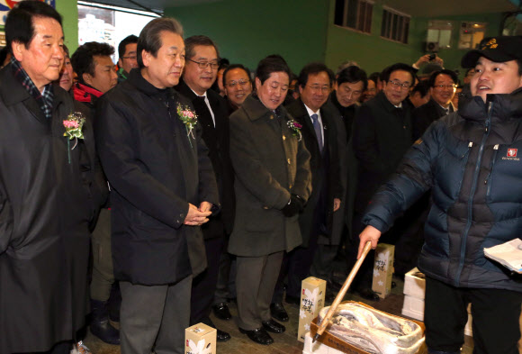 어시장 경매 참관한 여당 