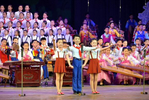 북한 학생들이 지난해 12월 31일 평양 청년중앙회관에서 ‘세상에 부럼 없어라’라는 주제로 ‘설맞이 공연’을 펼치고 있다. 조선중앙통신 연합뉴스