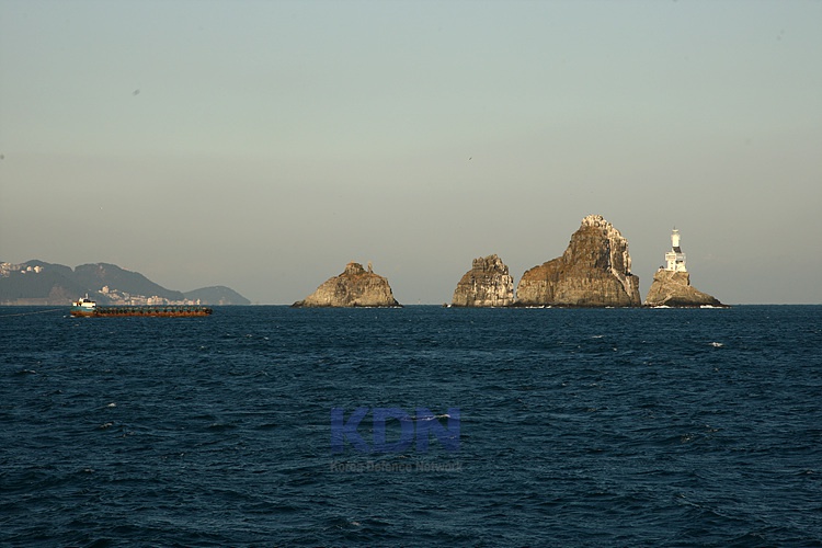 2014년12월31일 오후, 한국해군의 두번째 이지스구축함인 율곡이이함은 오륙도를 뒤로 하고 부산의 해군작전사령부에서 출항했다. / 신인균 자주국방네트워크 대표 제공