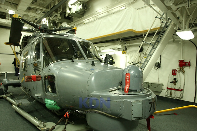 로터를 접고 격납고에 들어가 있는 링스 대잠헬기. 율곡이이함은 2대의 헬기를 격납 할 수 있는 능력이 있다. / 신인균 자주국방네트워크 대표 제공
