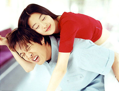 청춘남녀의 유쾌한 사랑 얘기를 담은 영화 ‘엽기적인 그녀’(2001)의 한 장면