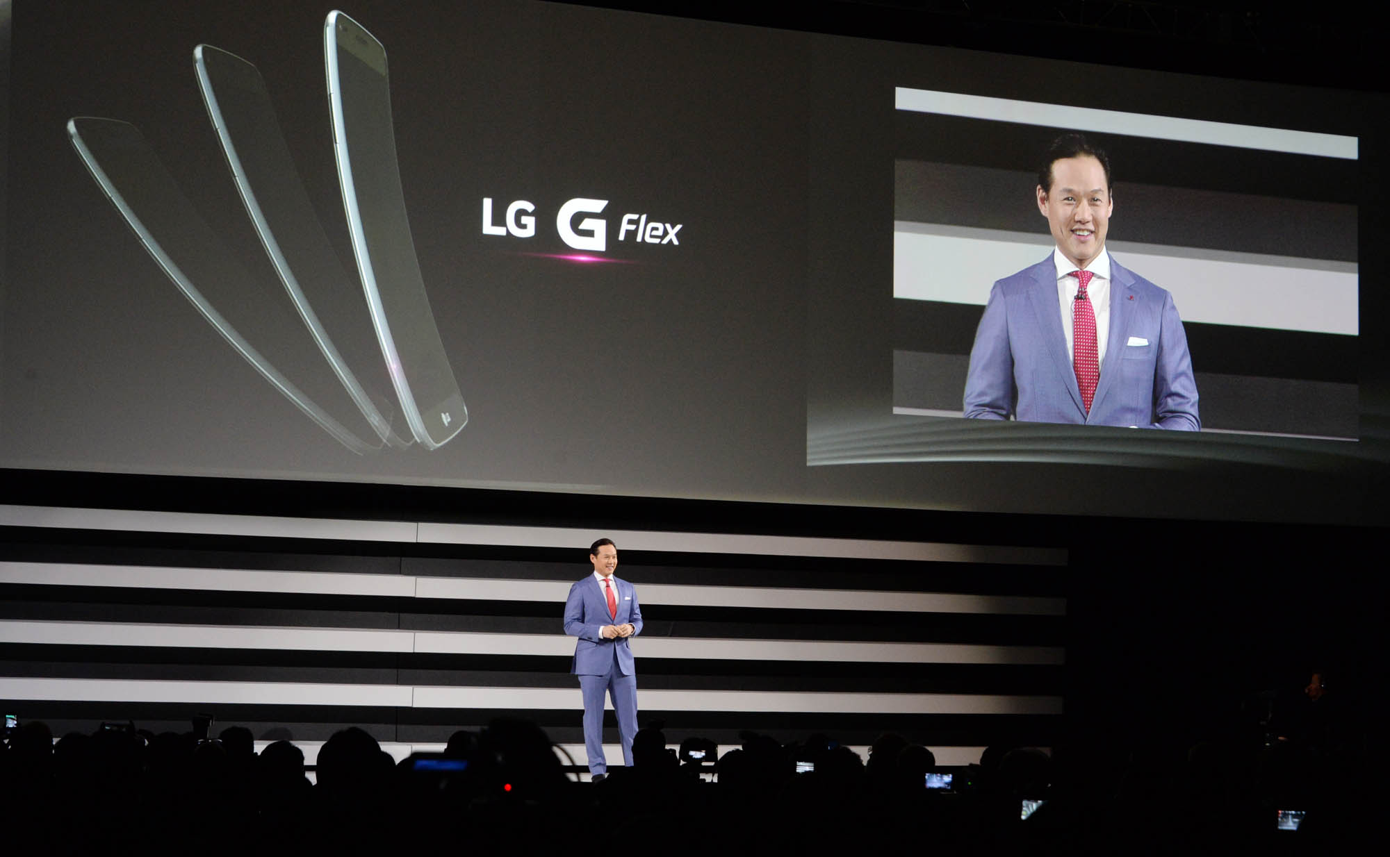 5일 (현지시간) 미국 라스베이거스 만달레이베이 호텔에서 열린 프레스 컨퍼런스’에서 프랭크 리 LG 전자 미국 MC 브랜드 마케팅팀 시니어 매니저가 G플렉스2를 소개하고 있다. LG전자 제공