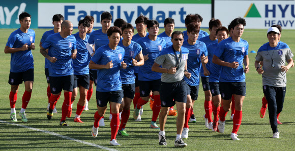 아시아축구연맹(AFC) 아시안컵 결전의 땅 호주 캔버라에 입성한 축구대표팀이 6일 훈련장 디킨스타디움에서 가벼운 달리기로 몸을 풀고 있다.  캔버라 연합뉴스 