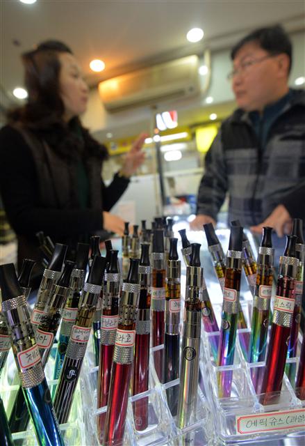 4일 서울 강남구 압구정동의 한 전자담배 판매점에서 점원이 손님에게 전자담배를 팔고 있다. 박지환 기자 popocar@seoul.co.kr