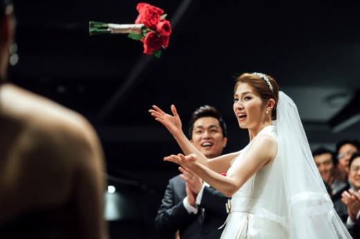 6일 오후 서울 강남구 더라빌에서 새누리당 김상민 의원과 방송인 김경란 씨의 결혼식이 열렸다. 사진은 이날 결혼식장에서 부케를 던지는 김경란. <br>아이웨딩 제공