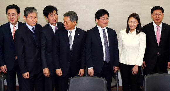 정부가 국제유가 하락에 따라 석유류 제품 가격인하를 추진하는 가운데 9일 오전 서울 강남구 삼성동 에너지기술평가원에서 열린 ‘석유 및 LPG 유통업계 간담회’에서 참석자들이 회의 시작에 앞서 이야기를 나누고 있다. 산업통상자원부는 이날 참석한 석유·LPG 유통협회와 소비자단체에 국제 유가 하락분이 국내 석유제품과 LPG 판매가격에 반영되도록 업계의 협조를 요청했다. 왼쪽 네번째부터 김문식 주유소협회 회장, 채희봉 산업통상자원부 에너지산업정책관. 연합뉴스