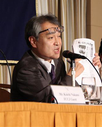일본군 위안부 피해자의 증언을 처음으로 보도한 우에무라 다카시(56) 전 아사히 신문 기자가 9일 일본 도쿄에서 열린 주일 외국 특파원단 기자회견에서 당시 신문의 사본을 들어 보이고 있다.