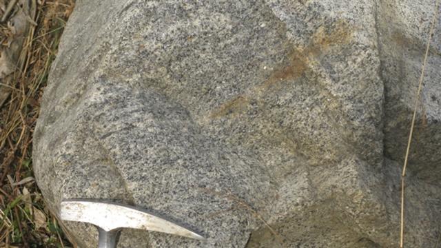 희토류가 포함된 광석으로 추정되는 바위