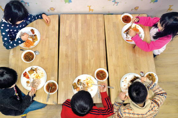 서울 강서구의 한 지역아동돌봄센터에서 아이들이 식탁에 모여 점심을 먹고 있다. 박윤슬 기자 seul@seoul.co.kr