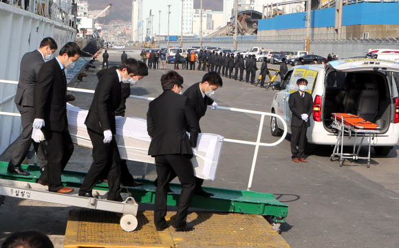 오룡호 한국인 선원시신 부산 감천항 입항