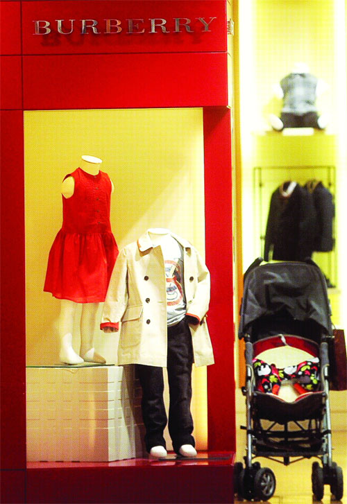 서울의 한 유명백화점 내 명품 매장에 고급스러운 아동용 코트와 원피스 등이 전시돼 있다.   박윤슬 기자 seul@seoul.co.kr