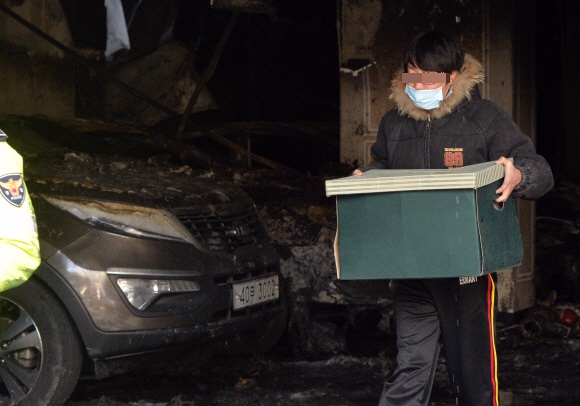 11일 경기도 의정부시 아파트 화재현장에서 짐을 챙겨나오는 피해입주민.박지환 popocar@