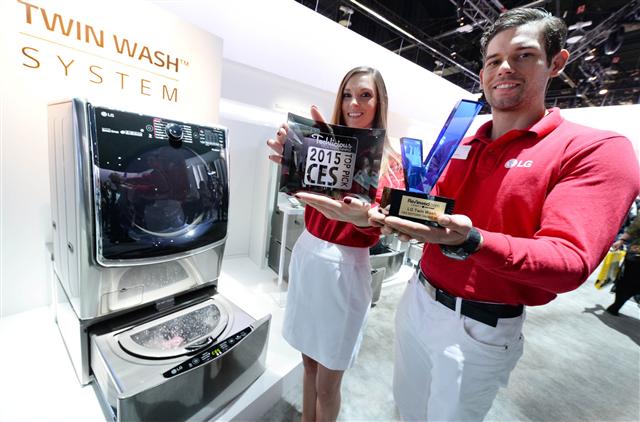 LG전자 홍보 모델들이 ‘CES 에디터스 초이스’상을 받은 ‘트롬 플러스’를 소개하고 있다. 이 제품은 대용량 드럼세탁기와 소용량 미니세탁기를 하나로 합쳐 분리 세탁을 가능하게 했다.  LG전자 제공