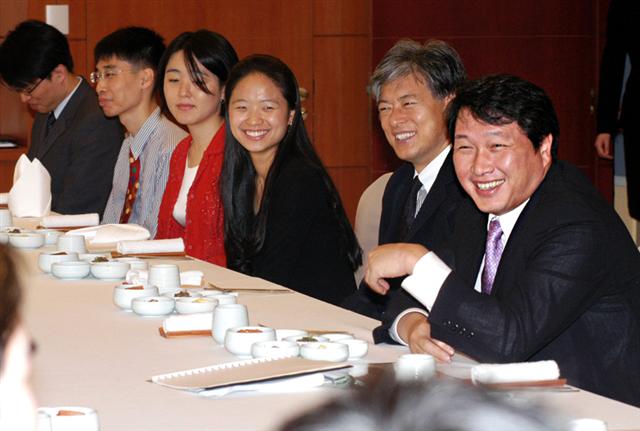 최태원(오른쪽 첫 번째) SK그룹 회장이 2004년 6월 한국고등교육재단이 지원하는 유학생들과 오찬 간담회를 갖고 덕담을 나누고 있다.  SK그룹 제공