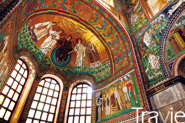 산 비탈레 성당 내부에 장식된 화려한 모자이크