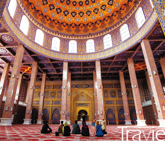 모스크는 예배와 참관이 동시에 가능한 예술전당의 역할을 한다
