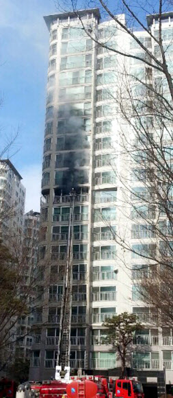 남양주 아파트 불…옥상서 10명 구조 기다려