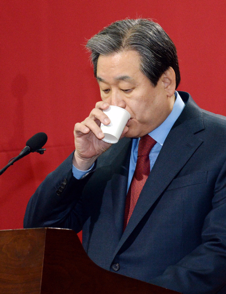 김무성 새누리당 대표가 14일 서울 여의도 국회 의원회관에서 열린 신년 기자회견에서 질문을 받기 전 물을 마시고 있다.  