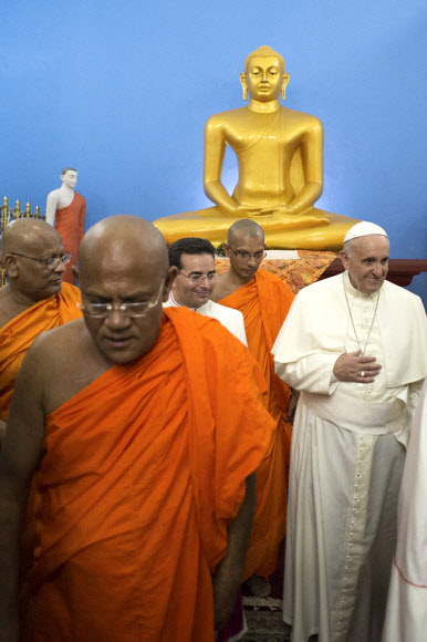 역사상 두 번째 불교 사원 방문한 프란치스코 교황.
