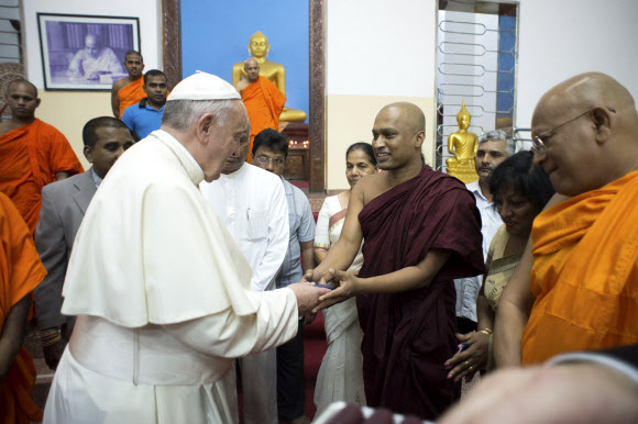 요한 바오로 2세 이후… 교황, 31년 만에 불교 사원 첫 방문